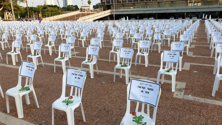 Más de mil sillas vacías para recordar los muertos por COVID-19 en Israel