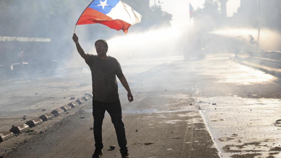 LO ULTIMO: Policía dispersa a manifestantes chilenos LO ULTIMO: Policía dispersa a manifestantes chilenos