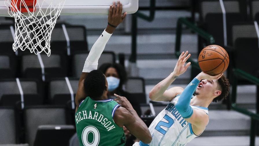 Ball y Hornets estropean duelo inaugural en Dallas