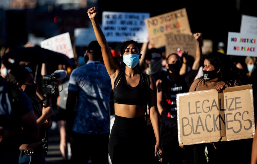 Familiares de víctimas negras de violencia policial protestan en Nueva York