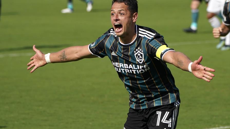 Chicharito comparte su buen momento con la comunidad