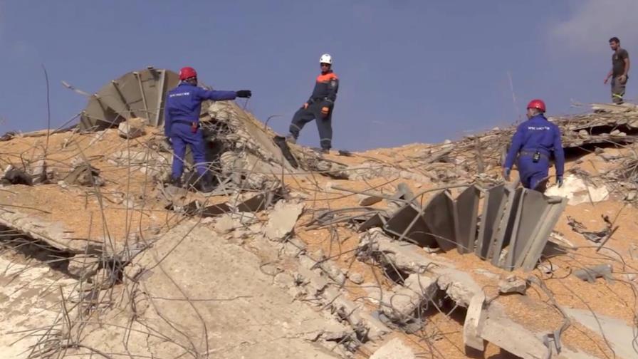 Rescatistas recuperan cuerpos entre escombros en Beirut Rescatistas recuperan cuerpos entre escombros en Beirut