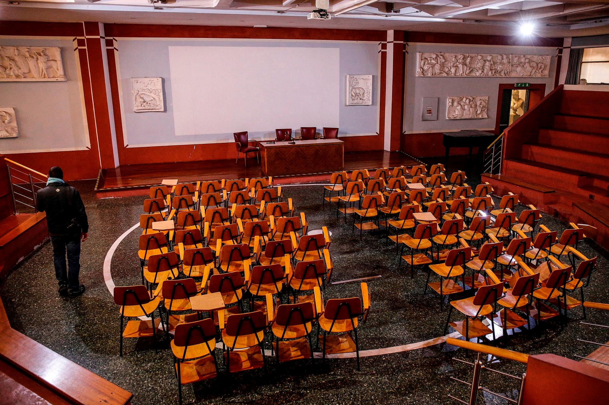 Una vista de un aula vacía en la casi abandonada Universidad La Sapienza en Roma, Italia, 05 de marzo de 2020. Todas las escuelas e instituciones de aprendizaje en toda Italia han estado cerradas hasta el 15 de marzo de 2020 en un intento por detener la propagación del coronavirus SARS-CoV-2 que causa la enfermedad COVID-19. Hasta ahora, ha habido al menos 2.700 casos confirmados y 107 muertes por la enfermedad en el país mediterráneo. (Italia, Roma) 