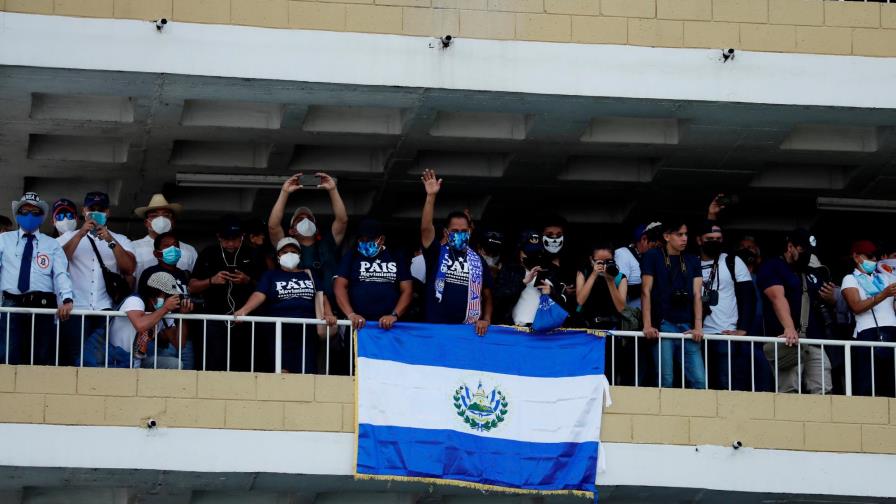 Señalan a Bukele de romper compromiso de no perseguir críticos en El Salvador