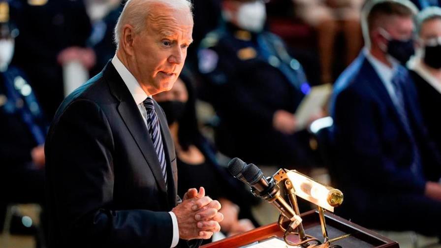 Biden exige a Putin “rebajar la tensión” con Ucrania y le propone una cumbre