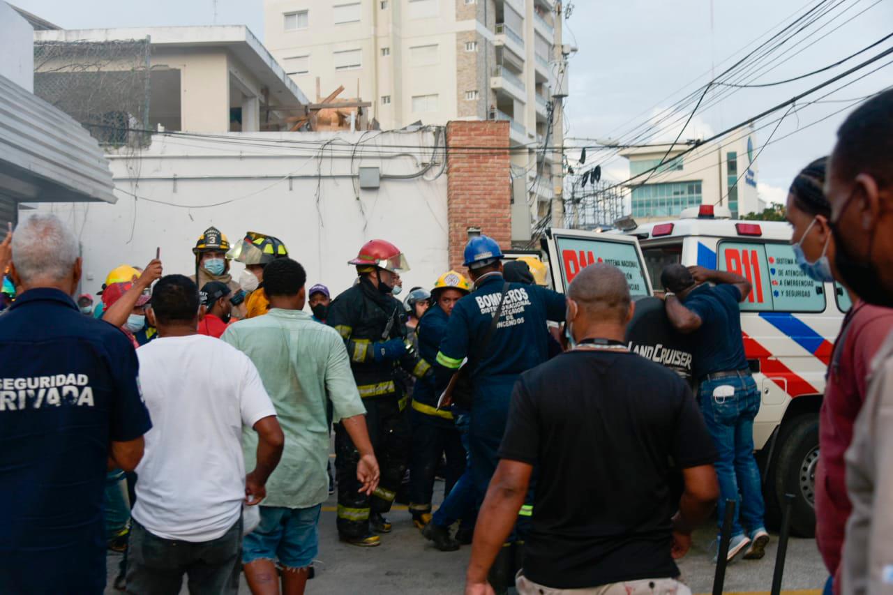 Momentos en que trasladan a Carlos Hernández a una unidad del 9-1-1 tras ser hallado inconsciente por el humo. 