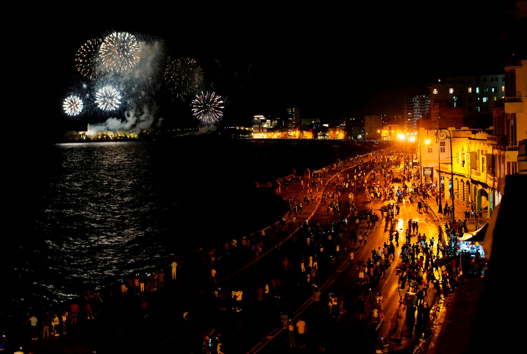 Miles de personas observan en la noche de este viernes el lanzamiento de los fuegos artificiales con motivo de la celebración de los 500 años de la fundación de La Habana.