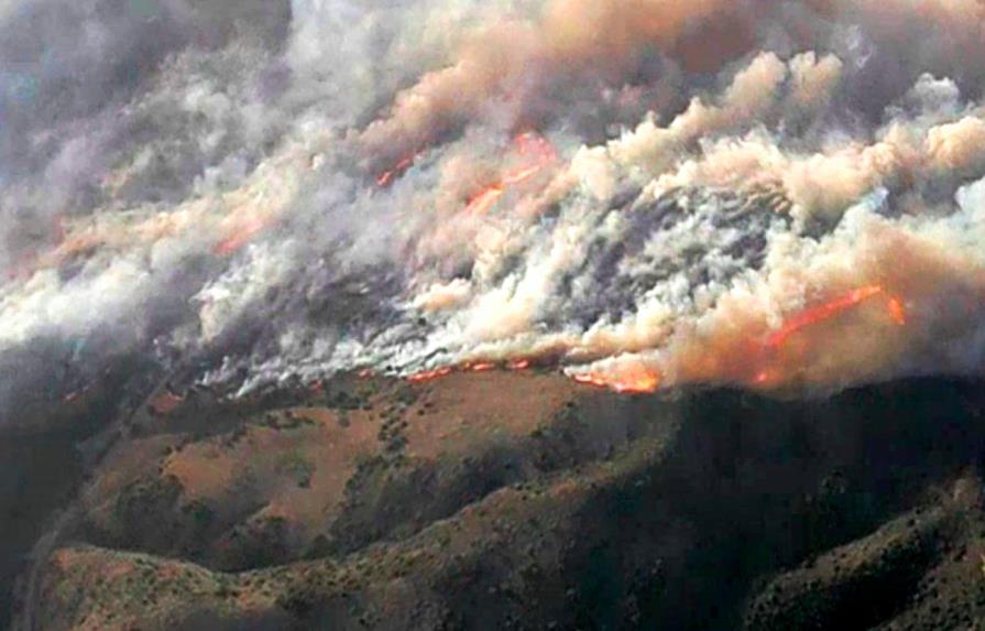 Incendios provocan evacuaciones en el sur de California