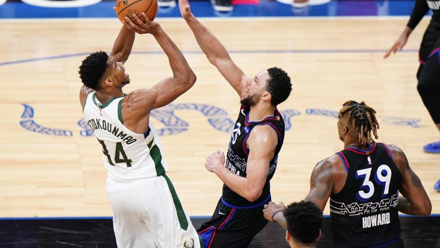Antetokounmpo guía a Bucks a victoria sobre 76ers