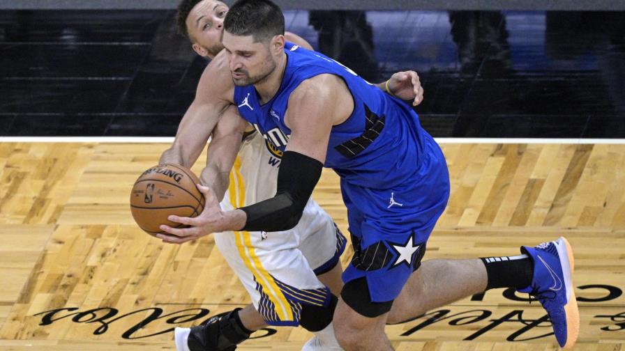Con triple doble de Vucevic, Magic supera a Warriors
