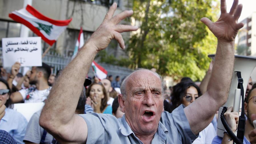 Libaneses marchan ante ministerios para mantener la presión