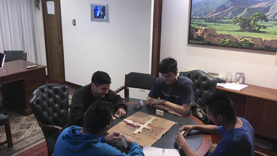 Exclusiva AP: Militares rebeldes logran salir de Venezuela