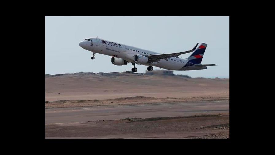 Latam extiende a mayo suspensión del 95 % de vuelos de pasajeros por COVID-19