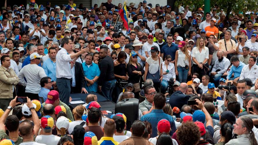 La Policía dispersa con gases la marcha encabezada por Guaidó en Caracas La Policía dispersa con gases la marcha encabezada por Guaidó en Caracas