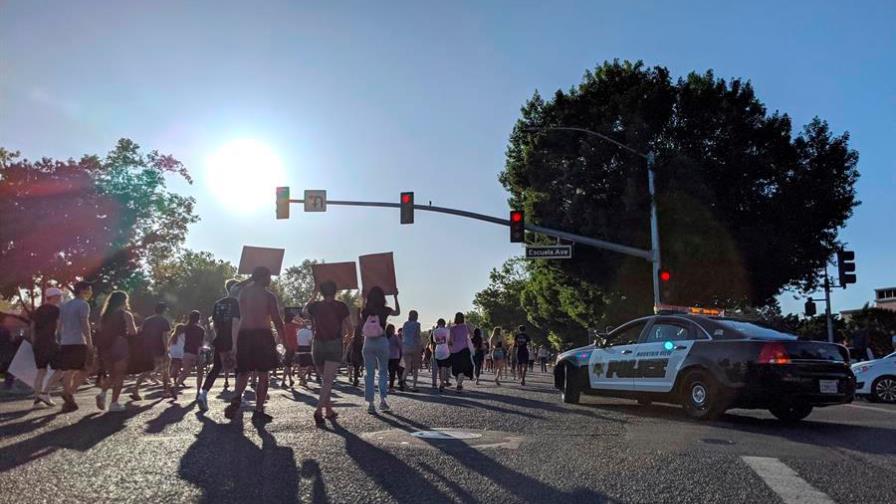 Marcha en Miami rinde homenaje a los afroamericanos Floyd y Breonna Taylor