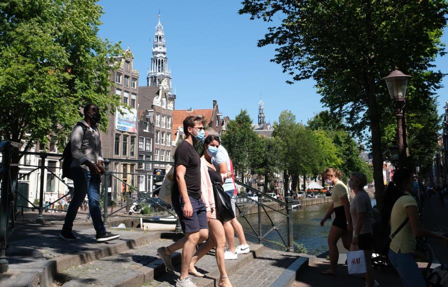 Ámsterdam y Rotterdam ordenan uso de cubrebocas por virus