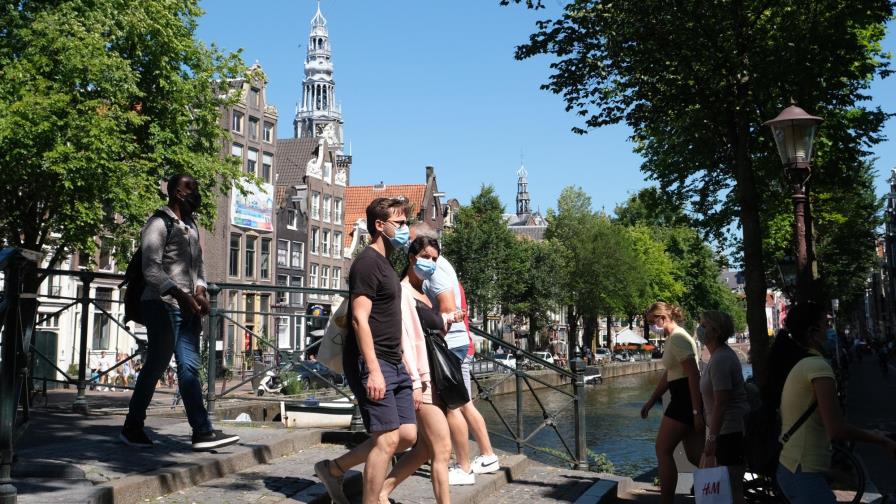 Ámsterdam y Rotterdam ordenan uso de cubrebocas por virus