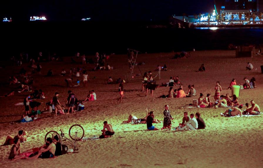 Desalojan acampada en playa de España organizada para contagiar el COVID-19