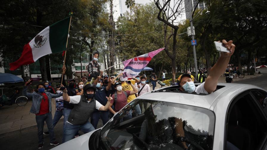 Mexicanos festejan el histórico triunfo de Pérez en la Fórmula Uno