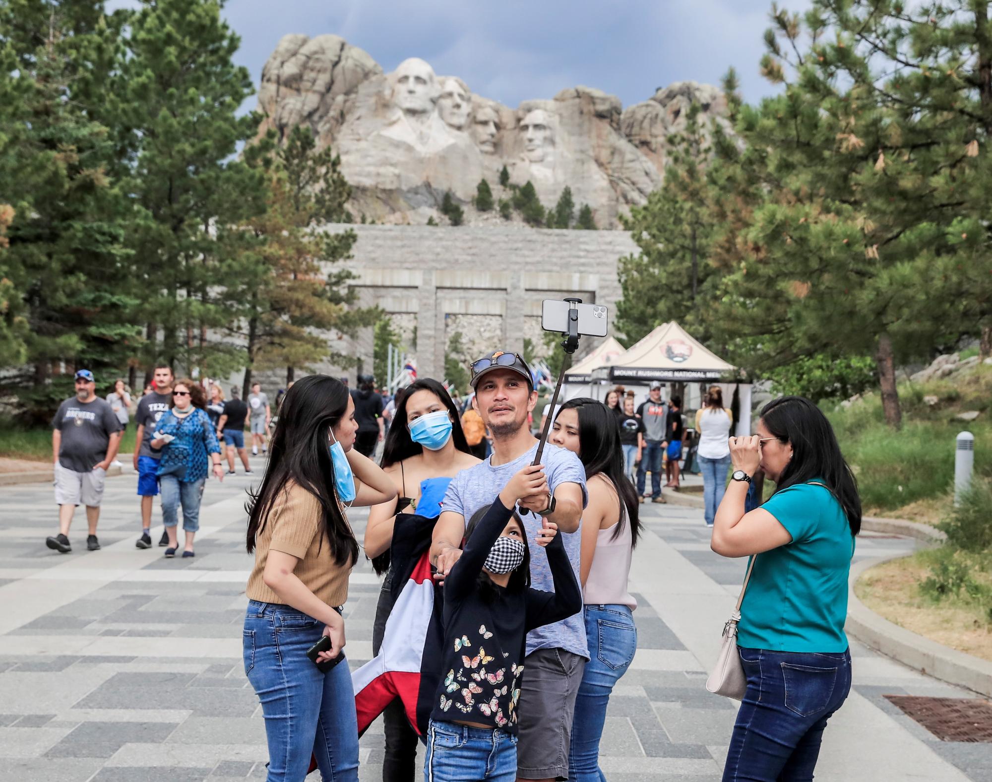 Simpatizantes del presidente Donald Trump aprovechan para tomarse una selfie frente al monumento del Monte Rushmore en Dakota del Sur (EFE/EPA/TANNEN MAURY) 