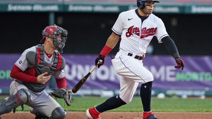 Indios se reponen tras ser dejados sin hit; vencen a Rojos