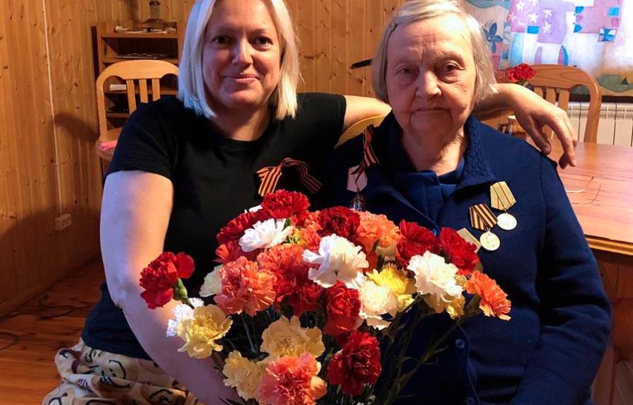 Bloguera rusa de 97 años recauda dinero para médicos muertos por COVID-19