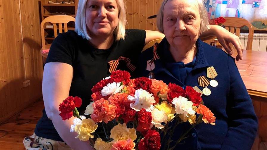 Bloguera rusa de 97 años recauda dinero para médicos muertos por COVID-19