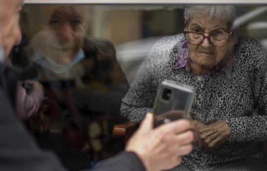 Pareja de ancianos en España se mantiene unida pese a COVID