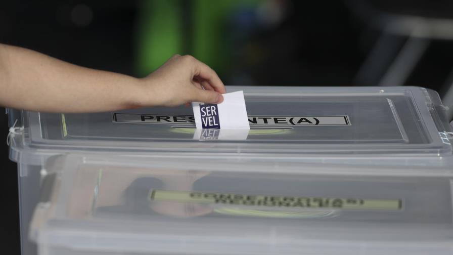 Chilenos acuden a las urnas a elegir presidente