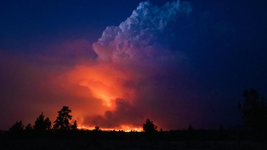 Humo de incendios en el oeste llega a ambos extremos de EEUU