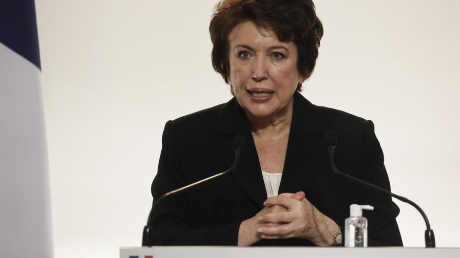 Ministra de cultura de Francia hospitalizada con COVID-19