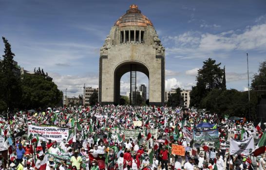 Presidente de México mantiene popularidad pese a las crisis