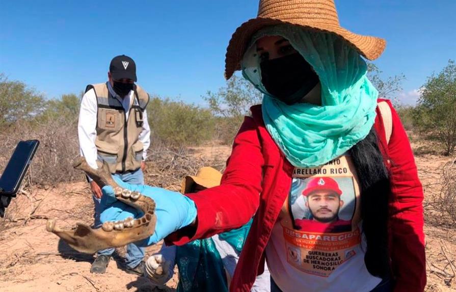 Localizan unos 18 cuerpos cubiertos con cal en fosas clandestinas en Sonora