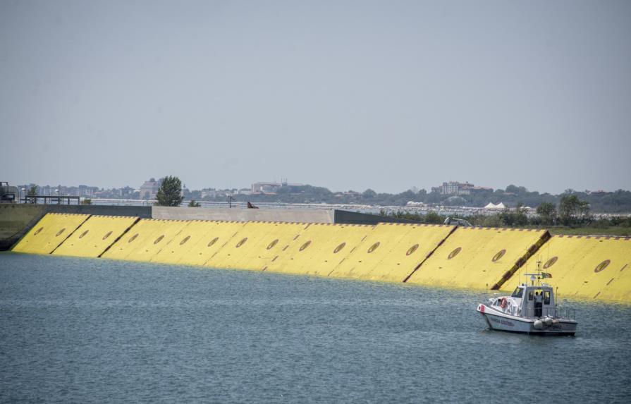 Venecia realiza pruebas con barreras hidráulicas inflables