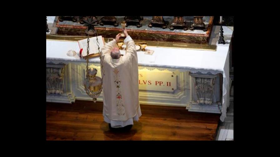Misa del papa con fieles por el centenario del nacimiento de Juan Pablo II