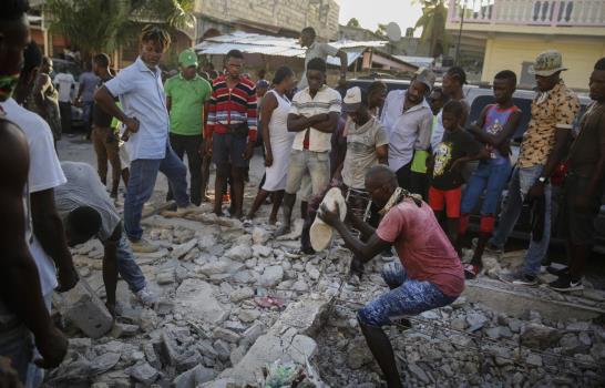 Más de 1.290 muertos y 2.800 heridos por el sismo en Haití