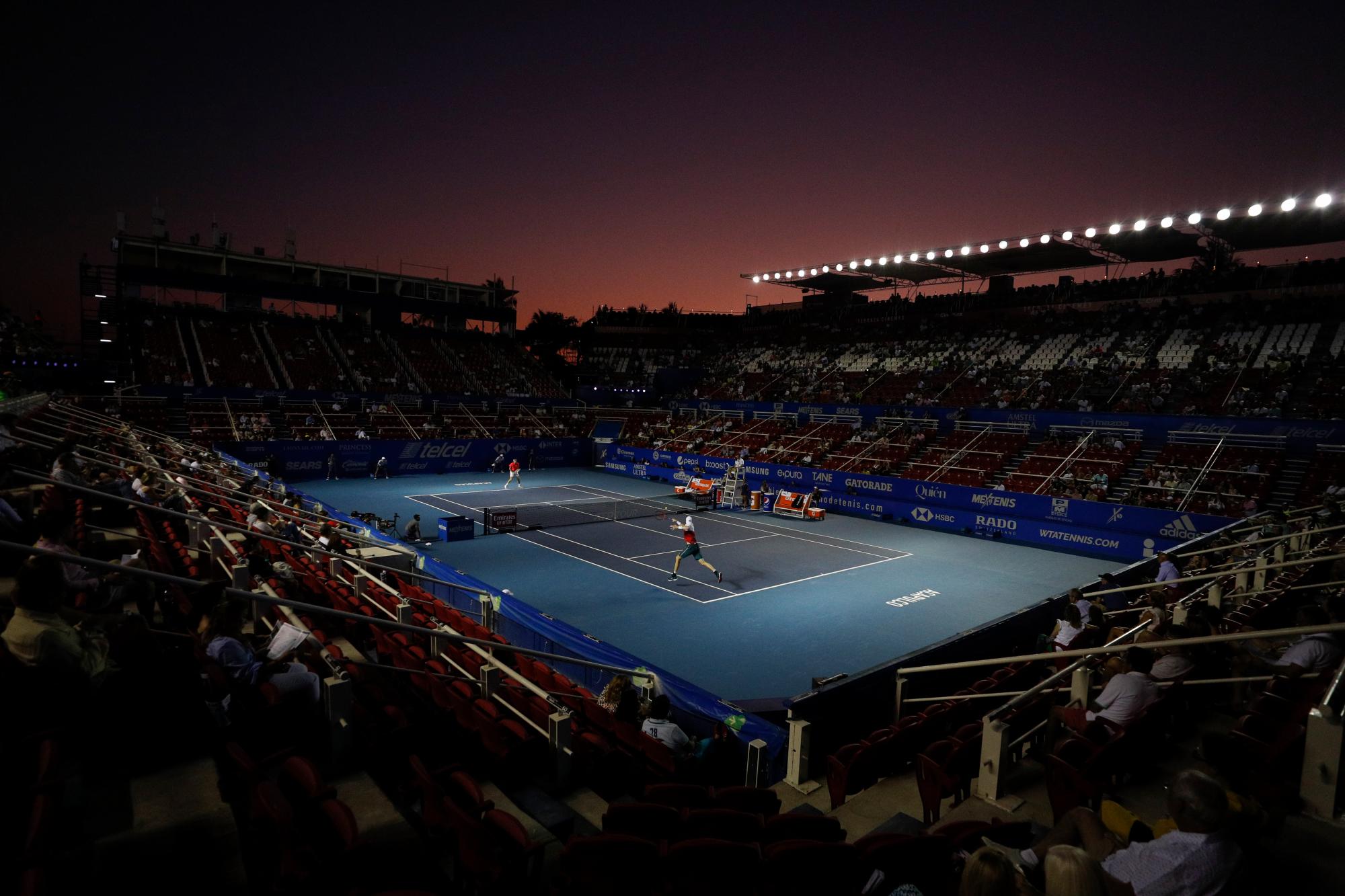 John Isner en primer plano devuelve ante Taylor Fritz en las semifinales del Abierto Mexicano en Acapulco, el viernes 28 de febrero de 2020. 