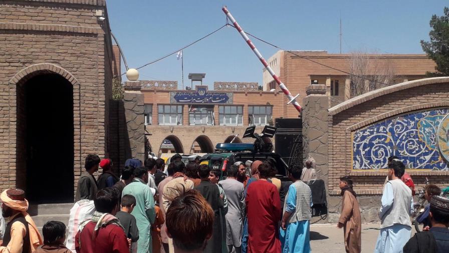 Talibanes avanzan imparables hacia Kabul, que los países occidentales evacuan
