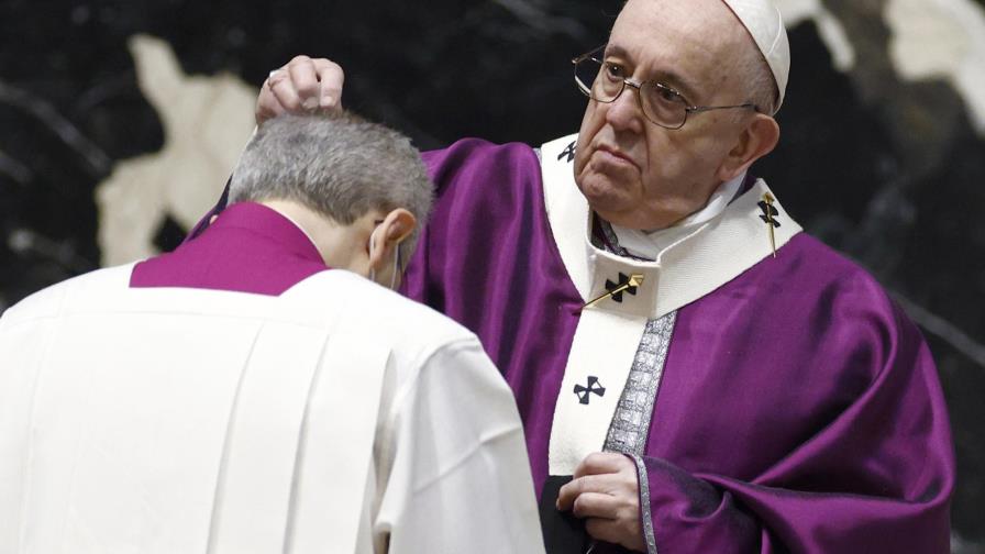 El papa oficia ceremonia reducida de Miércoles de Ceniza