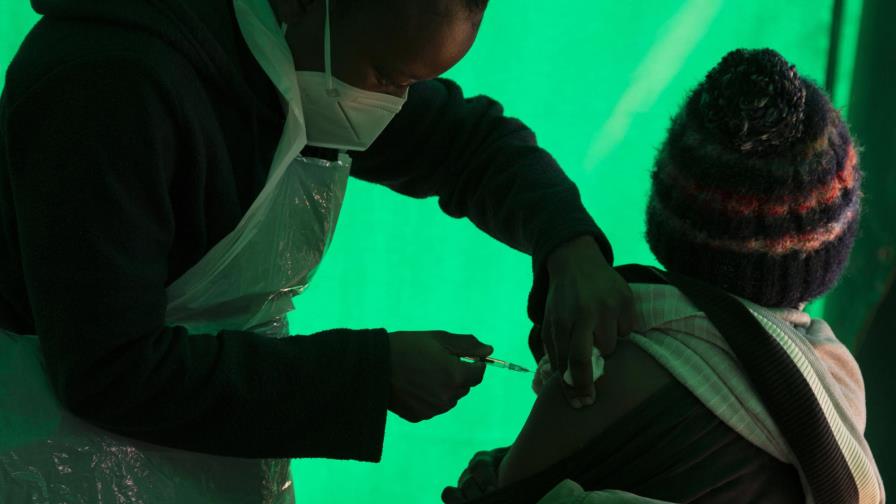 Vacuna de Pfizer contra COVID-19 se fabricará en Sudáfrica