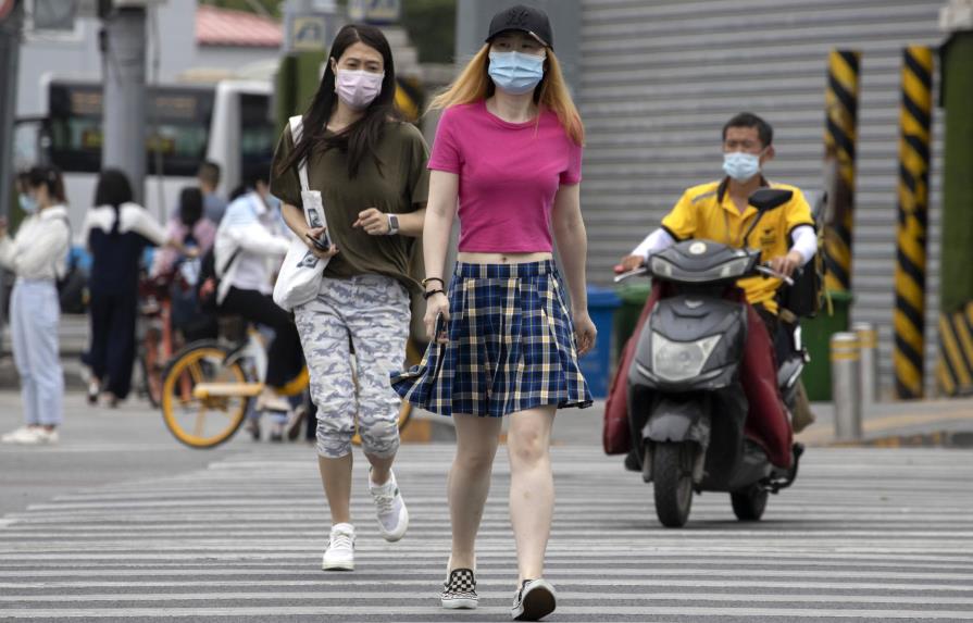 China enfrenta nuevo brote; EEUU debate uso de mascarillas