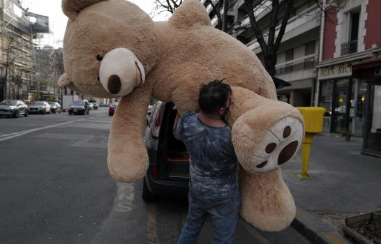 AP FOTOS: Librero ofrece consuelo a París con osos de felpa