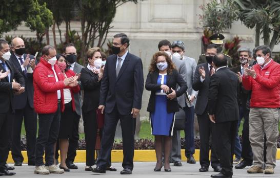 Congreso de Perú destituye al presidente Vizcarra