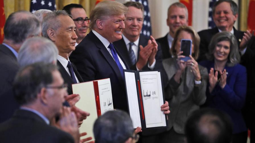 Trump firma primera fase de acuerdo comercial con China