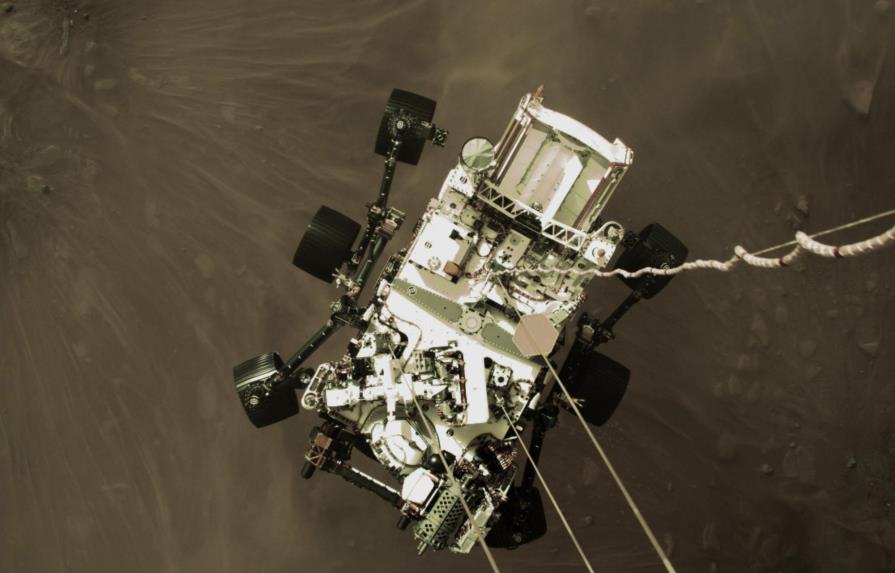 NASA difunde foto del desenso de sonda Perseverance en Marte