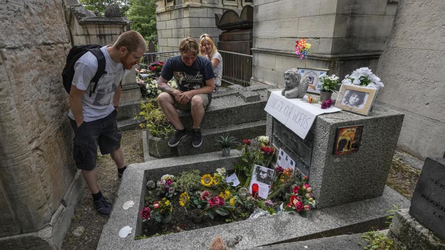 Fanáticos marcan 50mo aniversario de muerte de Jim Morrison