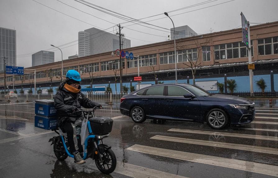 El mercado de Wuhan donde surgió la COVID-19 intenta pasar página