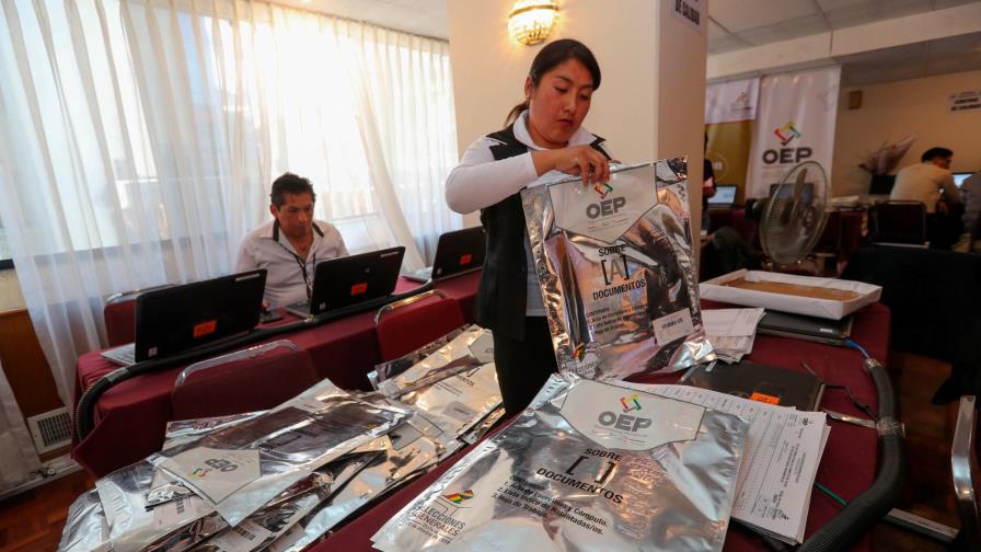 La presidenta del órgano electoral boliviano dice que teme por su integridad