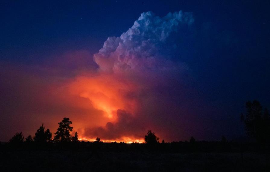 Crece enorme incendio forestal en Oregon