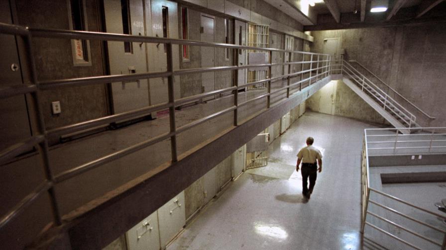 Se suicida guardia carcelario que hizo denuncias en California